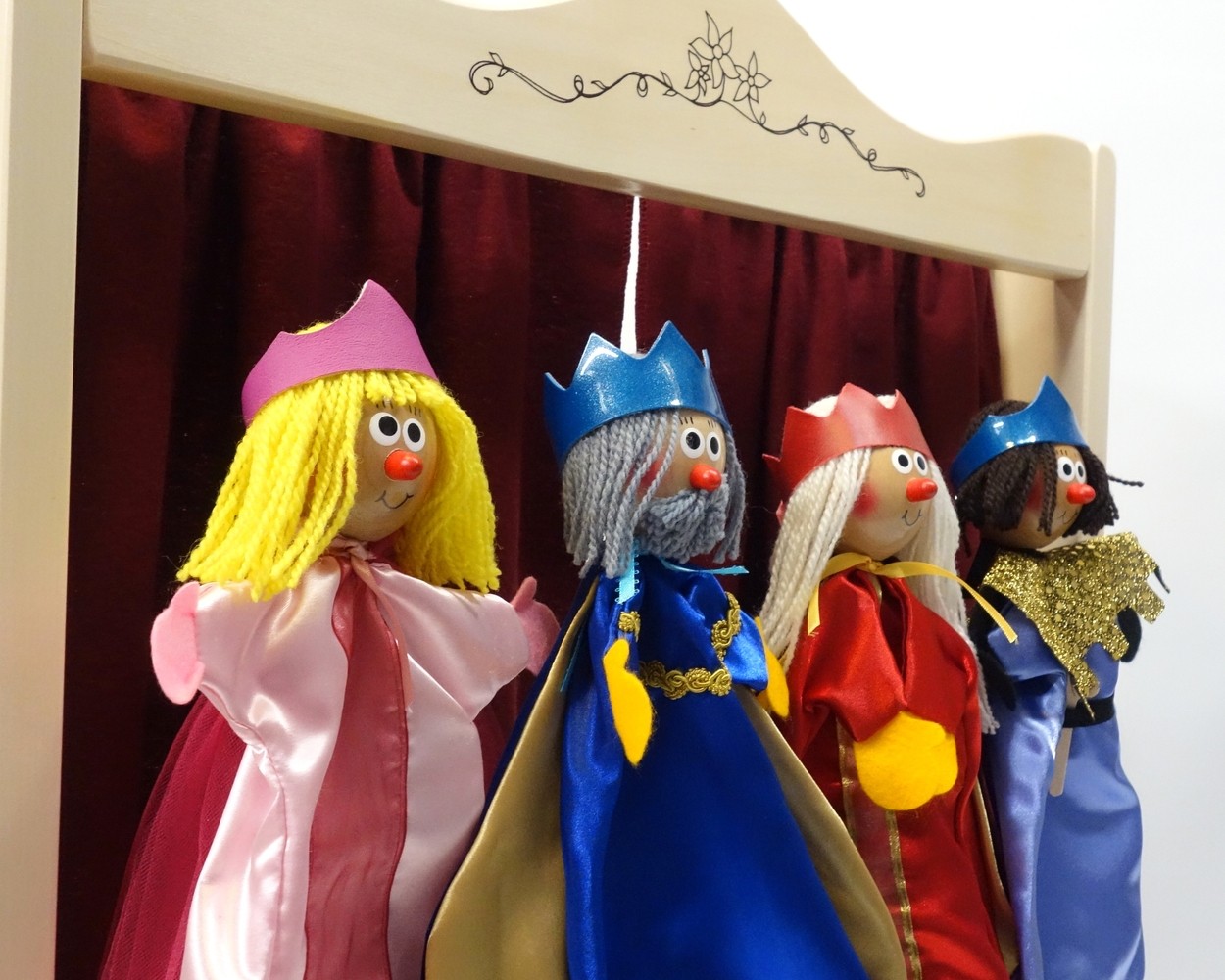 Un grand choix de théâtre de marionnettes en bois sur Pirum-Jouets en bois